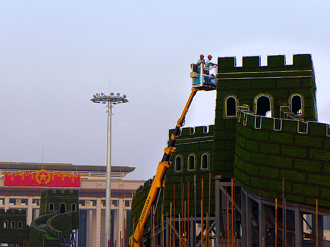 24米混合臂高空作業車搭建“長城”花壇